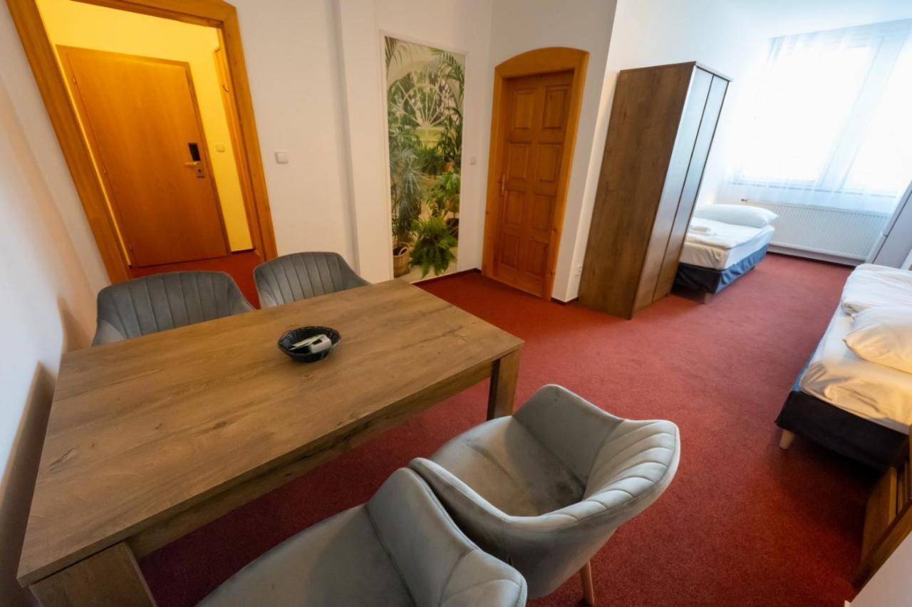 Hotel Uno Usti nad Orlici Exterior foto